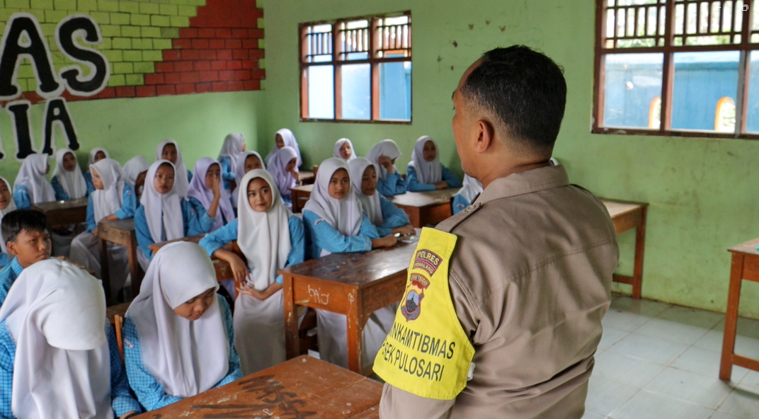 MENGAJAR: Di Sela-sela tugas nya sebagai Bhabinkamtibmas Polres Pemalang, Aiptu Castro juga sempatkan mengajar siswa-siswinya.