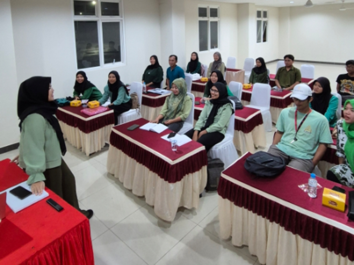 EDUKASI: Proses pembelajaran bahasa Mandarin yang dilakukan terhadap masyarakat di sekitar KITB. (Riyan Fadli Jawa Pos Metro Pekalongan)