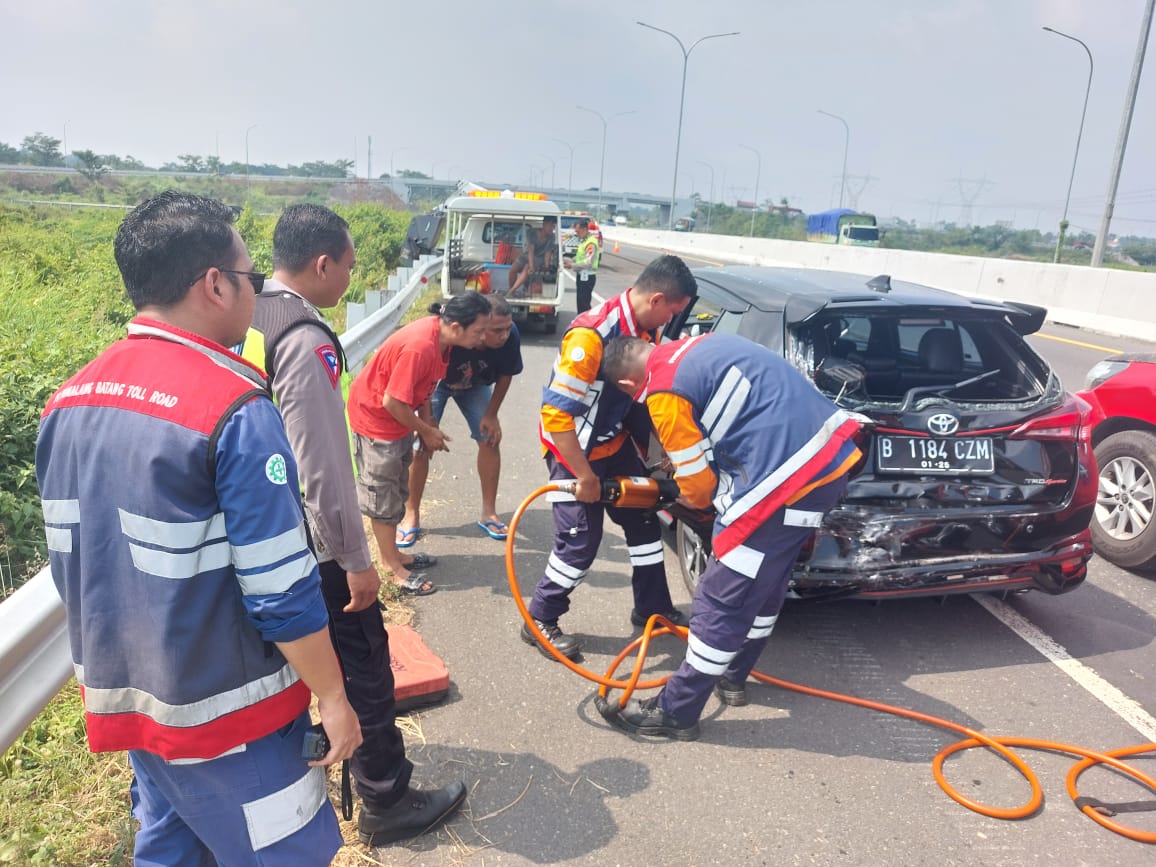 BERUNTUN: Situasi di lokasi usai kejadian kecelakaan beruntun melibatkan empat kendaraan, di KM 331 ruas Tol Pemalang-Batang, Rabu (3/7/2024).