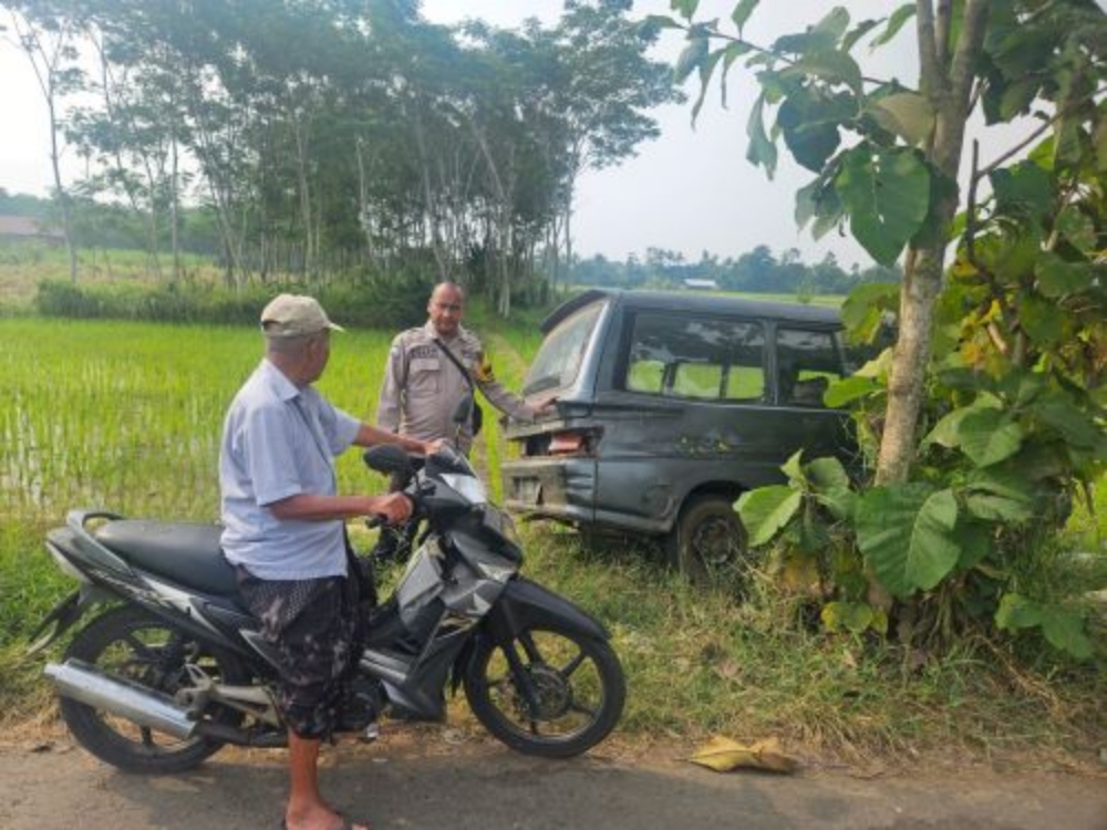 MISTERIUS: Kondisi mobil sebelum diketahui siapa pemiliknya, di area persawahan Desa Rengas, Kecamatan Kedungwuni, Kabupaten Pekalongan, Rabu (3/7/2024) siang.