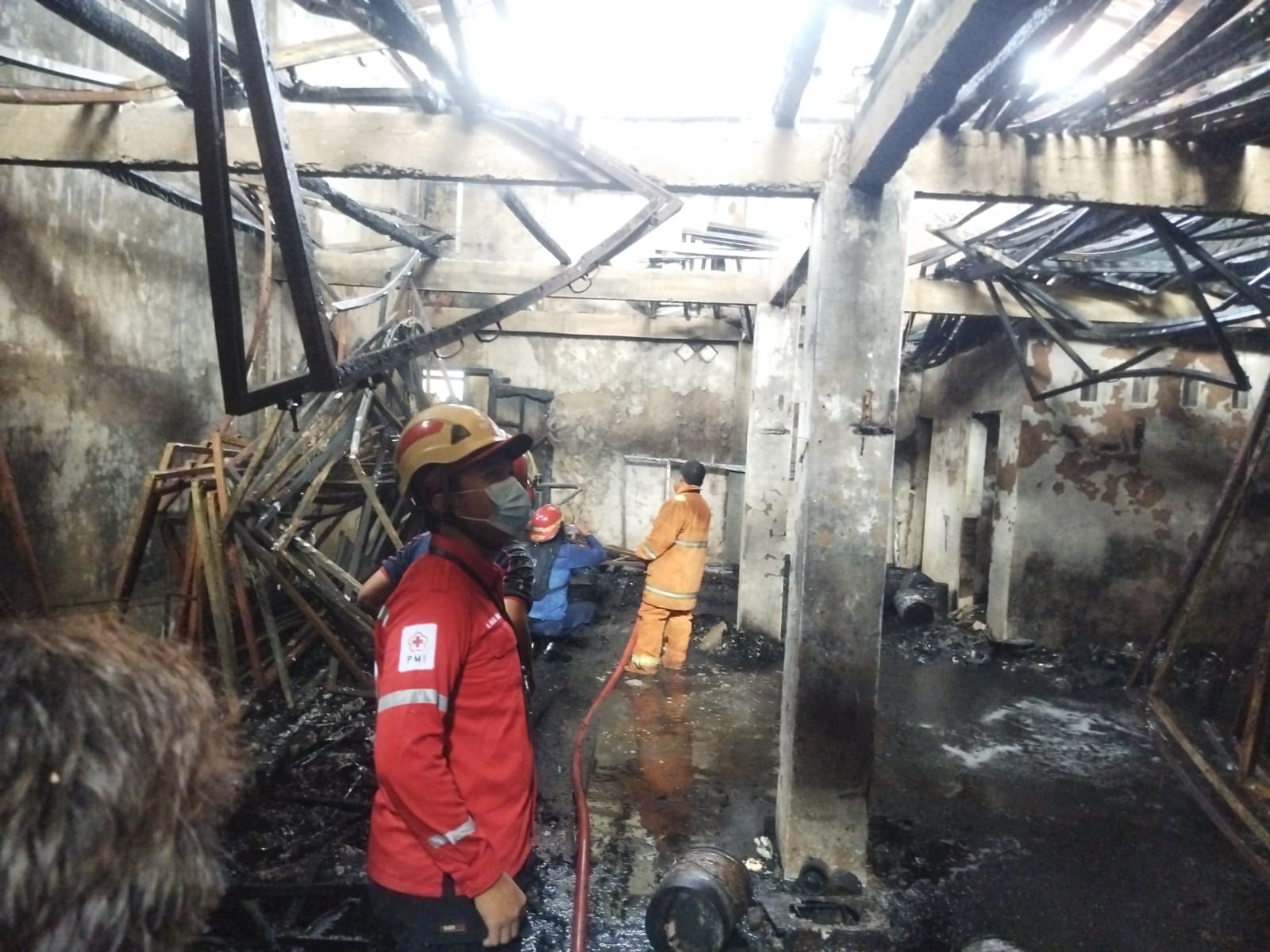 KEBAKARAN: Suasana di lokasi saat api berhasil dipadamkan, di Desa Waru Lor, Kecamatan Wiradesa, Kabupaten Pekalongan, Senin (8/7/2024).