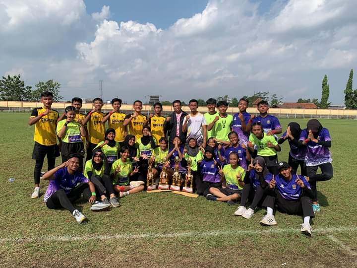 BANGGA: Tim Gobak Sodor Putra dan Putri Kabupaten Pekalongan saat selebrasi memamerkan trofi hasil laga mereka di Forda Jateng 2024.