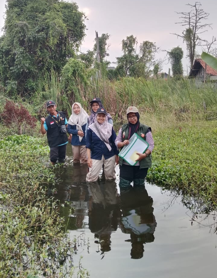 TOTALITAS: Petugas Pantarlih Kabupaten Pekalongan saat menerjang rob untuk laksanakan tugas coklit data pemilih.