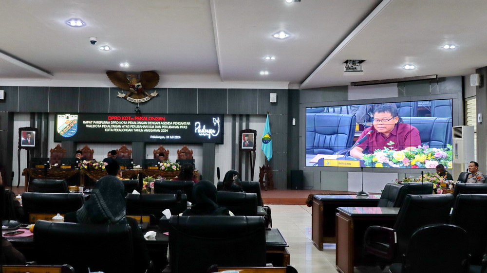 SAMPAIKAN ASPIRASI: Karibkin salah satu anggota DPRD Kota Pekalongan saat sampaikan keresahan anggota BMT Mitra Umat, saat rapat paripurna, Rabu (10/7/2024).