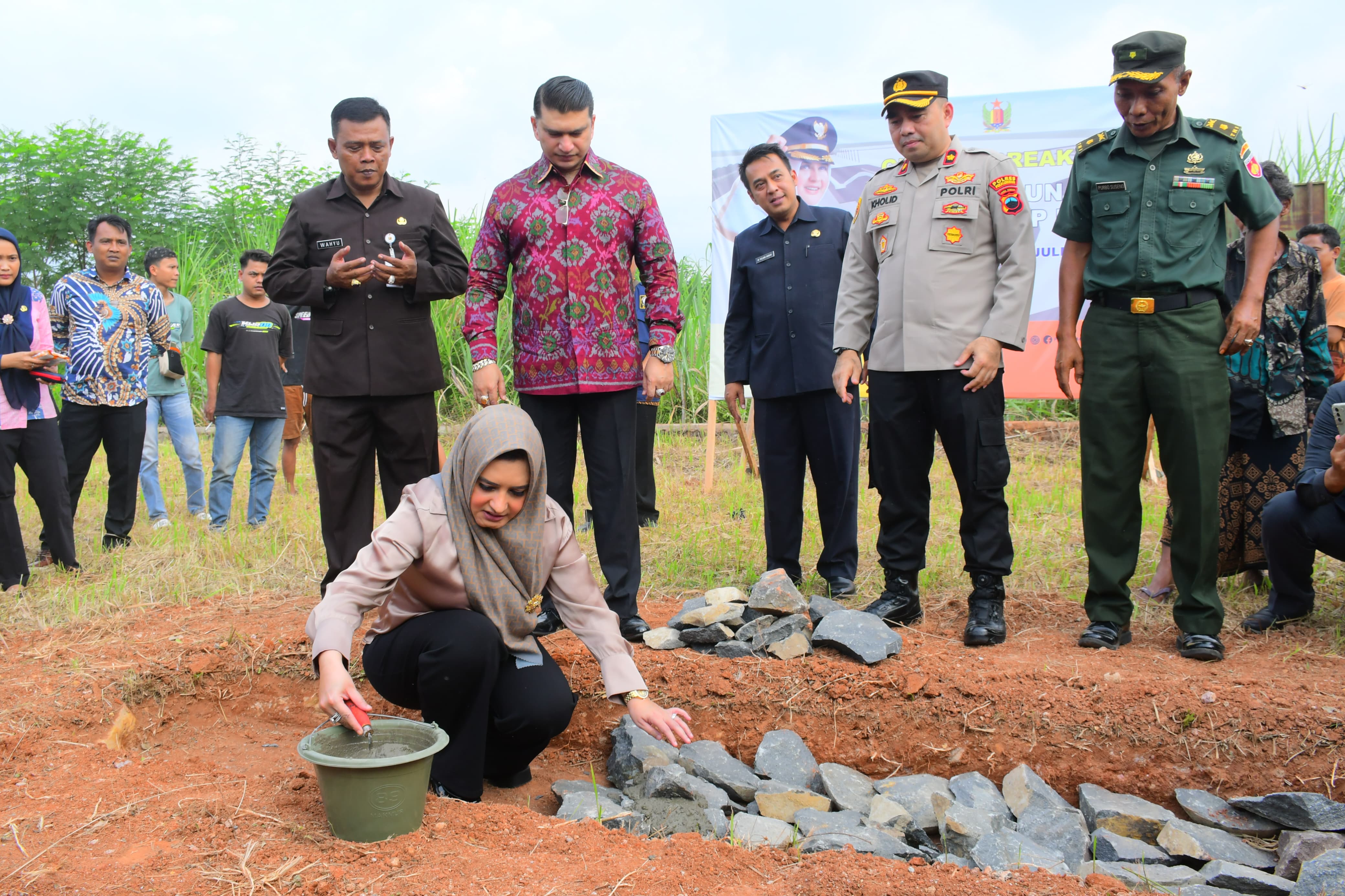 PELETAKAN BATU PERTAMA: Bupati Pekalongan Fadia Arafiq saat peletakan batu pertama menandai dimulainya pembangunan sirkuit balap motor di kawasan UMKM Center, Kecamatan Kedungwuni, Rabu (10/7/2024).