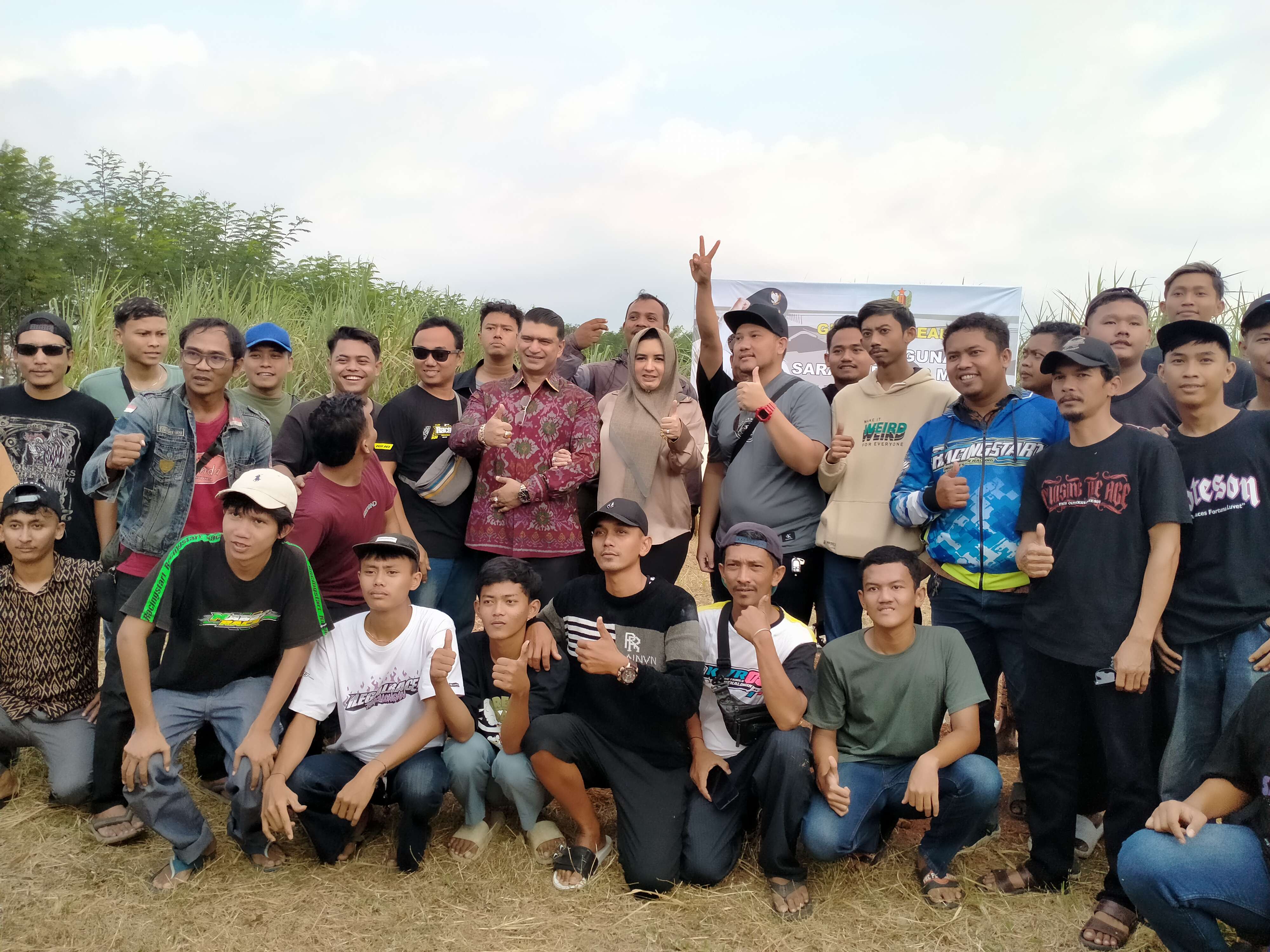 BAHAGIA: Komunitas dan pecinta balapan motor Kabupaten Pekalongan meminta berfoto bersama Bupati Fadia Arafiq dan Ketua Dekranasda Kabupaten Pekalongan Ashraff Abu.