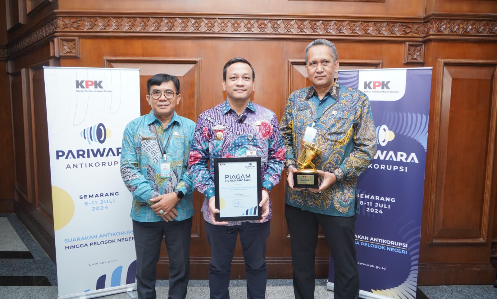 TUNJUKKAN: Walikota Pekalongan HA Afzan Arslan Djunaid Bersama Sekda dan Kepala Dinkominfo, tunjukkan piagam dan piala Penghargaan Top Ten Instansi Terbaik pada Program Pariwara Anti Korupsi Tahun 202