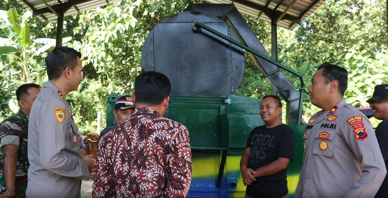 KUNJUNGAN: Sebagia bentuk apresiasi kepada anggotanya, Jajaran Polres Pemalang menilik karya Aptu Wiyono di Desa Penggarit Kecamatan Taman, Jumat (12/7/2024).