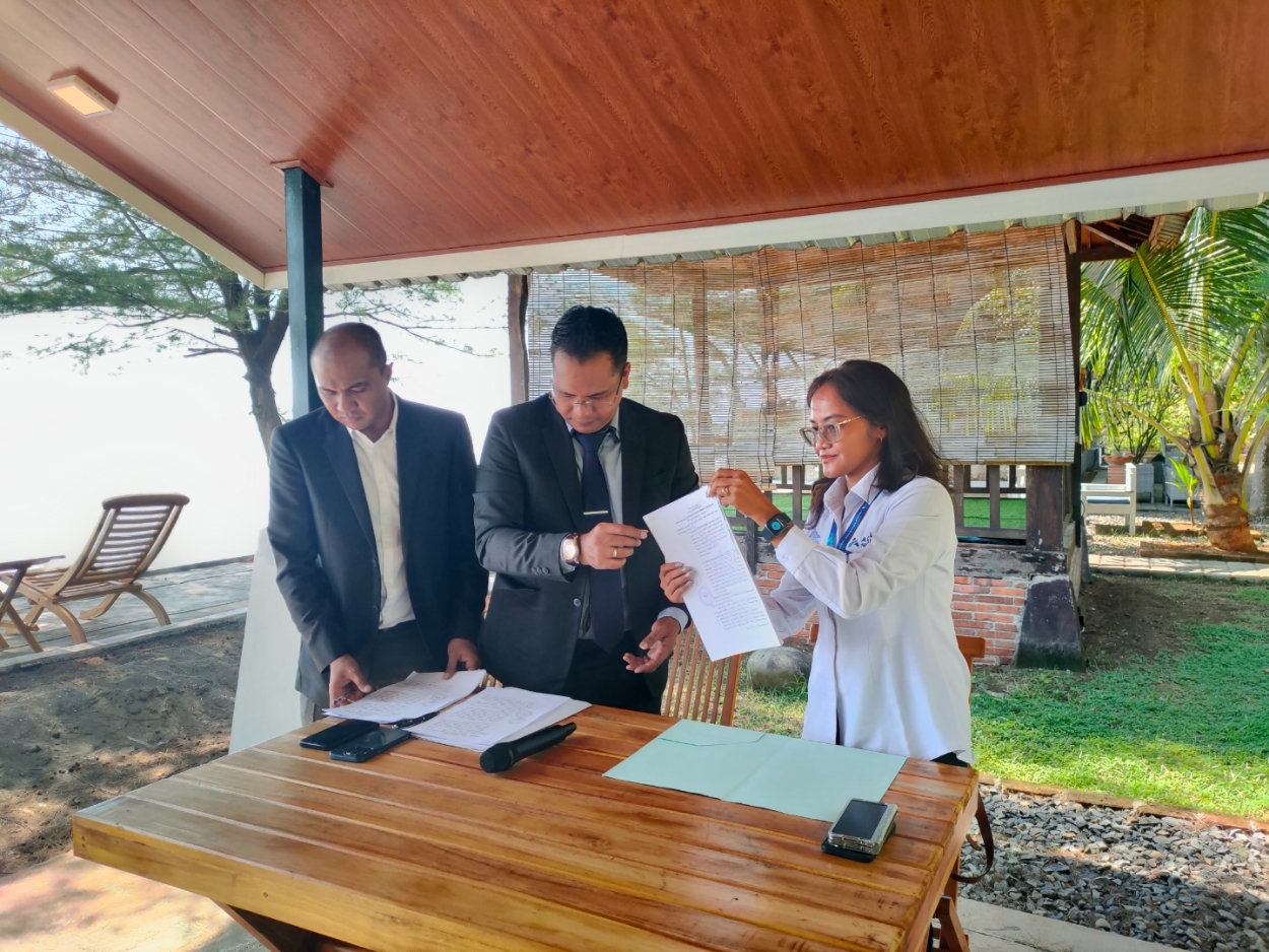 KASUS: Kuasa hukum PT Aquila Transido Utama dalam konpers Jumat 12 Juli 2024. (Riyan Fadli Jawa Pos Metro Pekalongan)