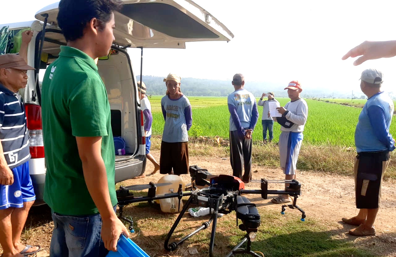 INOVASI: DKPP Kabupaten Pekalongan saat uji coba penggunaan drone untuk penyemprotan pestisida di sawah, baru-baru ini.