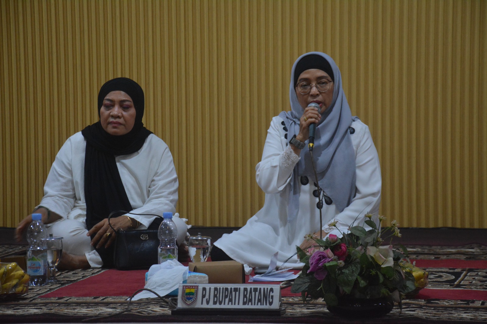 KESELAMATAN: Pj Bupati Batang Lani Dwi Rejeki saat mengikuti doa bersama pasca gempa bumi yang terjadi di wilayahnya. (Istimewa)