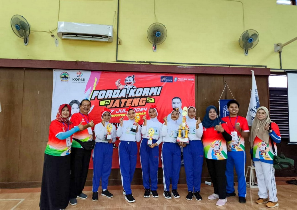 TERIMA PIALA: Salah satu tim KORMI Kota Pekalongan usai penyerahan piala pada FORDA di Banyumas beberapa waktu kemarin.