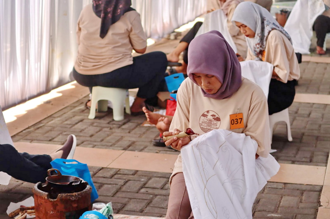 MEMBATIK: Puluhan peserta masyarakat saat ikut lomba membatik di halaman Museum Batik, Rabu (17/7/2024).
