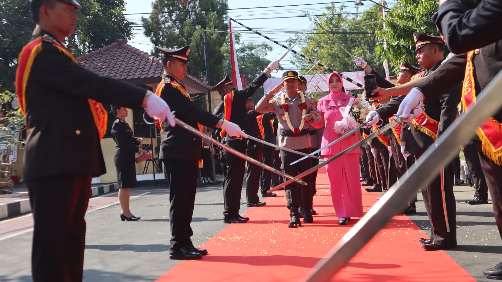 PEDANG PORA: Tradisi Pedang Pora saat sambut kedatangan pejabat baru, Kapolres Pemalang AKBP Eko Sunaryo, Rabu siang (17/7/2024).