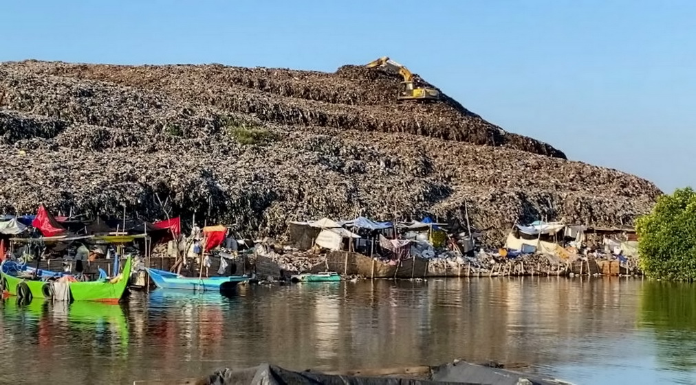 LOKASI LAHAN BARU: Lokasi lahan baru yang akan digunakan untuk perluas TPA Degayu Kota Pekalongan, masih tergenang air.