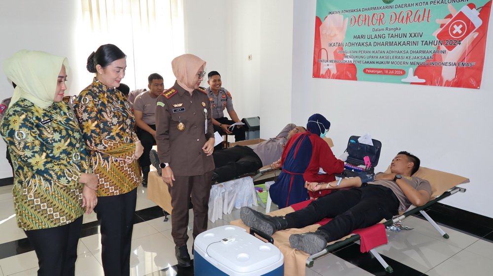 PANTAU: Kajari Pekalongan dan jajaran aat memantau pelaksanaan donor darah di Aula Kantor setempat, dalam rangka menyambut Hari Bhakti Adhyaksa Ke-64 dan HUT Ikatan Adhyaksa Dhamakarini Ke-24 Kamis (1