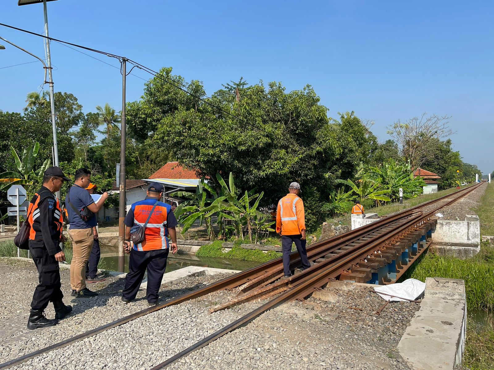 DUGAAN PENCURIAN: Polisi bersama pihak PT KAI saat mengecek kembali lokasi hilangnya paku bantalan rel di Desa Tengengwetan, Siwalan, Kabupaten Pekalongan.
