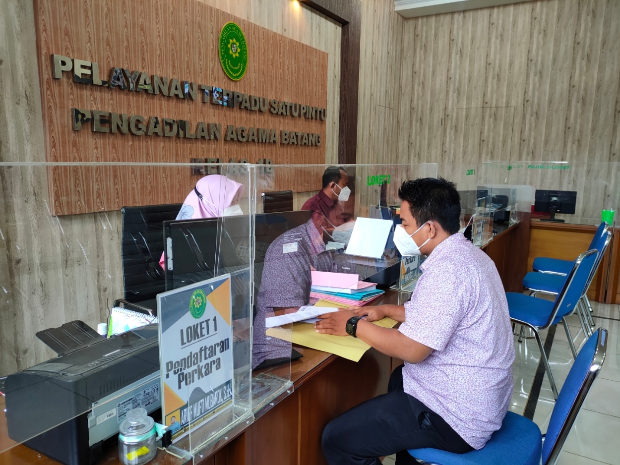 PELAYAN: Proses pelayanan di kantor Pengadilan Agama Kabupaten Batang. (Riyan Fadli Jawa Pos Metro Pekalongan)