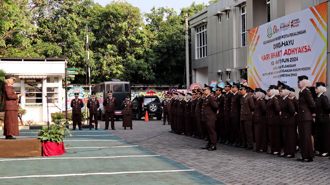 KHUSUK: Kejari Kota Pekalongan saat menggelar upacara peringatan Hari Bhakti Adhyaksa (HBA)) Ke-64 yang digelar di Halaman Kantor Kejari Kota Pekalongan, Senin (22/7/2024).