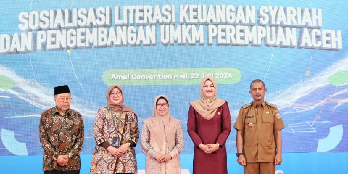 EDUKASI KEUANGAN : PT PNM bersama OJK Regional Aceh memberikan edukasi keuangan syariah kepada pelaku usaha ultra mikro yang tergabung sebagai nasabah PNM Mekaar.