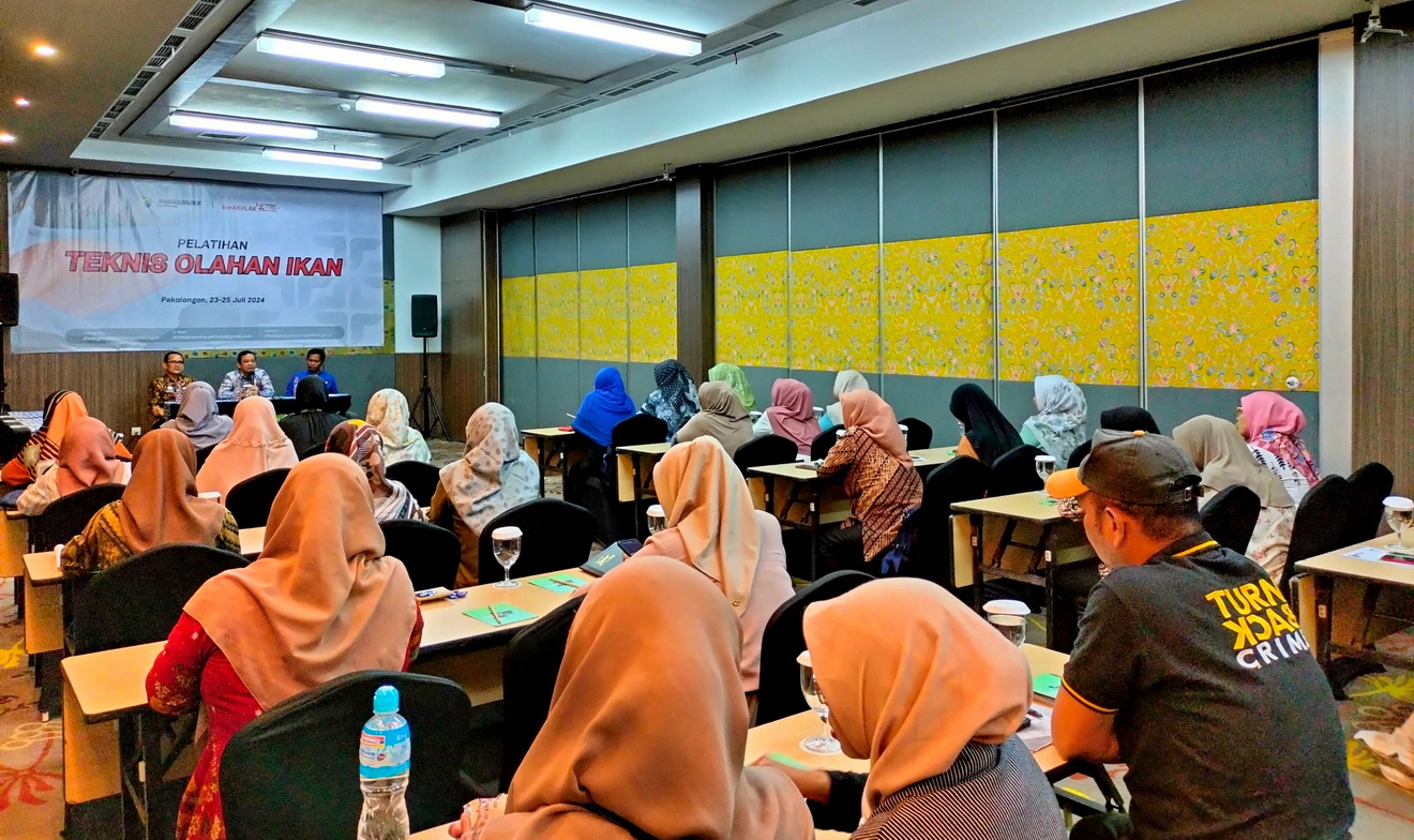 MOTIVASI: Walikota Pekalongan HA Afzan Arslan Djunaid saat berikan motivasi kepada peserta pelatihan mengolah ikan di di Hotel Khas Pekalongan, Rabu (24/7/2024).