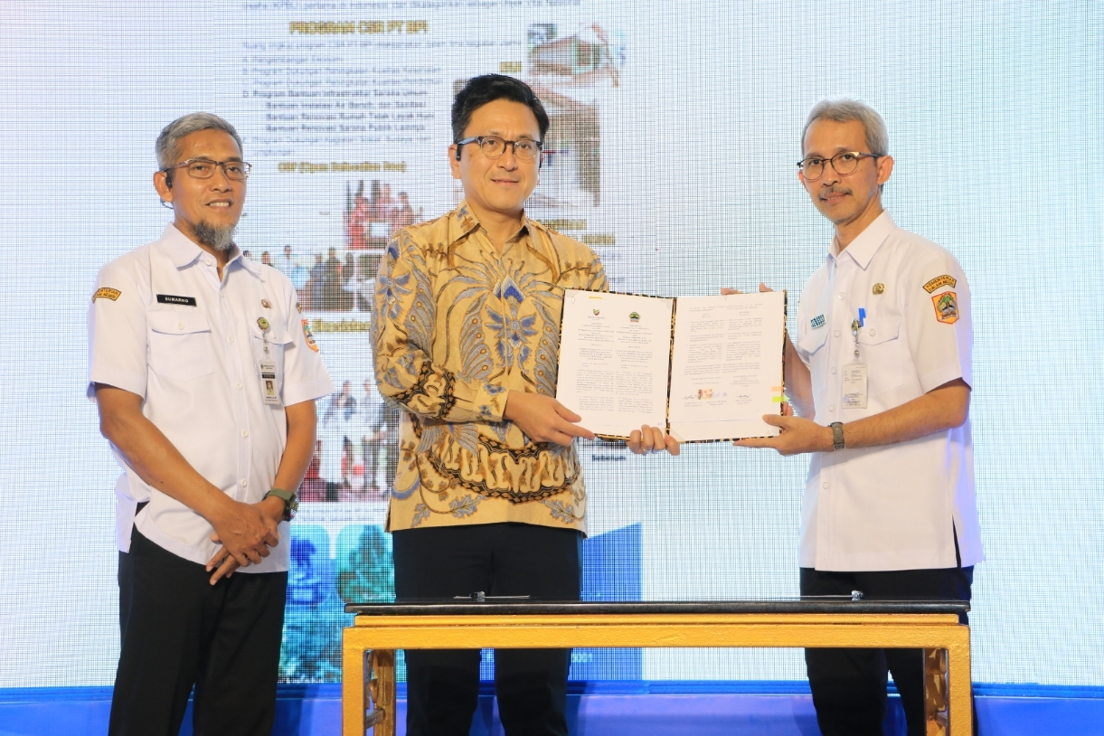 KERJASAMA: Penandatangan Amandemen PKS Pemanfaatan FABA PLTU Batang oleh COO BPI Yoshimitsu Fujii dan Kepala Disperakim Jateng Arief Djatmiko disaksikan oleh Sekda Jateng Sumarno. (Istimewa)