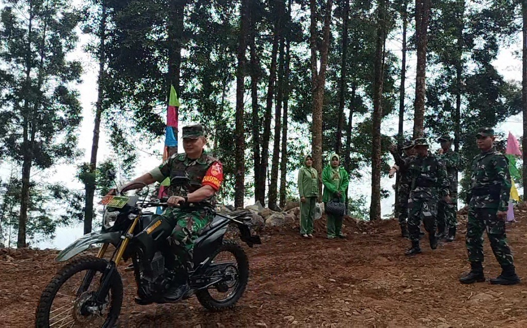 Anggota TNI saat menyisir jalan yang akan dibangun di Desa Pacet, Kecamatan Reban. (Istimewa)