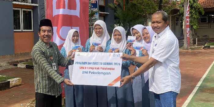 EDUKASI PELAJAR : BNI Kantor Cabang Pekalongan dan Otoritas Jasa Keuangan (OJK) menginisiasi program Satu Rekening Satu Pelajar di SMK Negeri 1 Sragi, Kabupaten Pekalongan.
