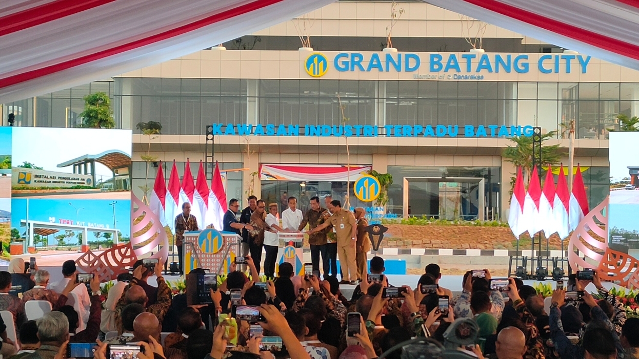 BEROPERASI: Presiden Joko Widodo saat meresmikan operasional Kawasan Industri Terpadu Batang, Jumat 26 Juli 2024. (Riyan Fadli Jawa Pos Metro Pekalongan)