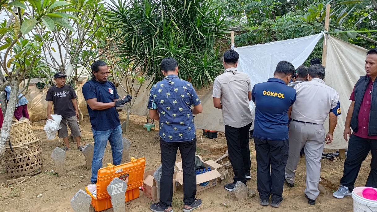 AUTOPSI ULANG: Proses pembongkaran makam Haniyah oleh Kepolisian, Jumat 26 Juli 2024. (Istimewa)