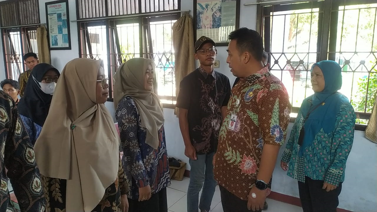 PETANI MILENIAL: Sekda Kabupaten Pekalongan Yulian Akbar didampingi Kepala DKPP Ari Lailani saat menghadiri pengukuhan petani milenial.