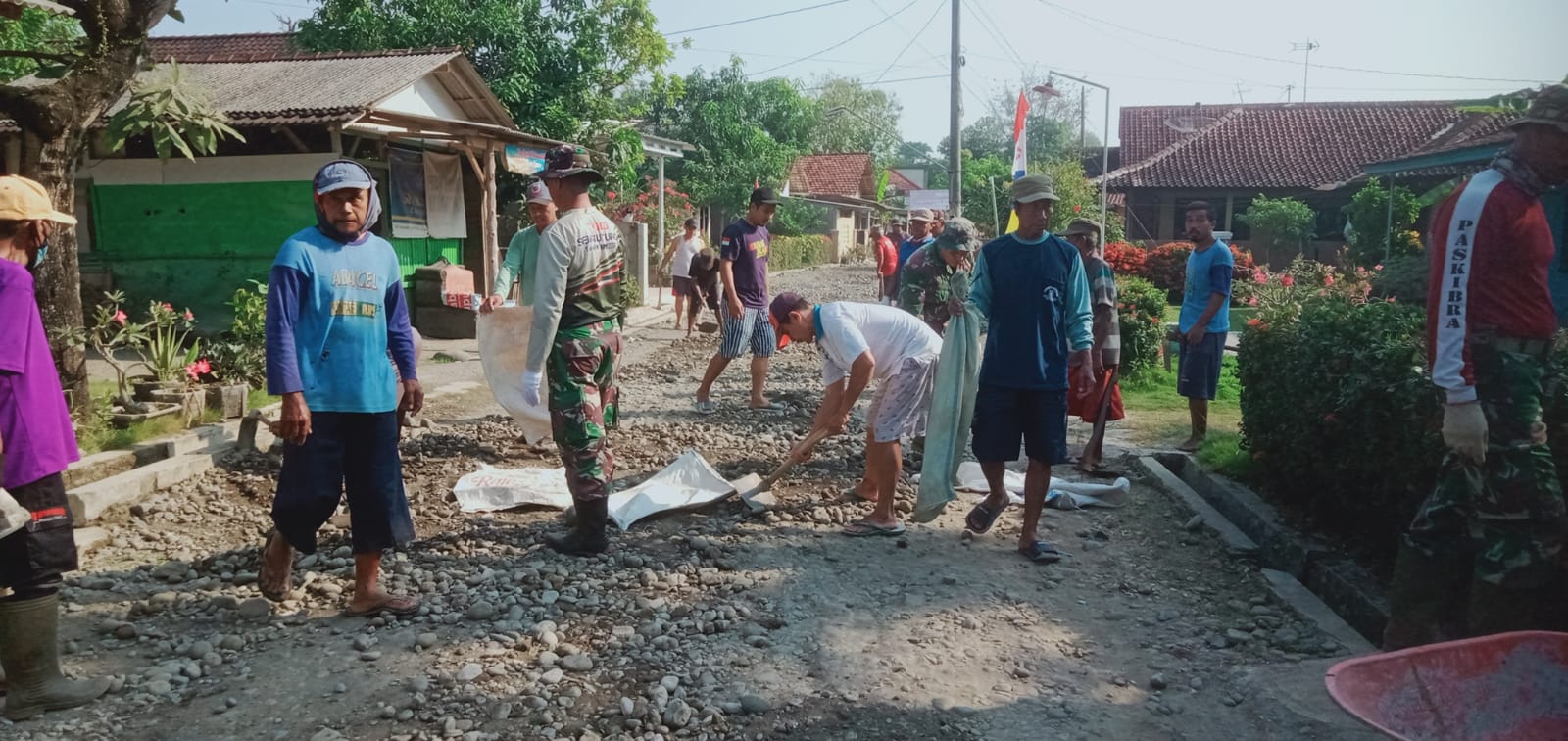 GOTONG ROYONG: Perbaikan jalan rusak di Desa Gebangkerep lewat program TMMD mulai dikerjakan sejak Kamis (25/7/2024).