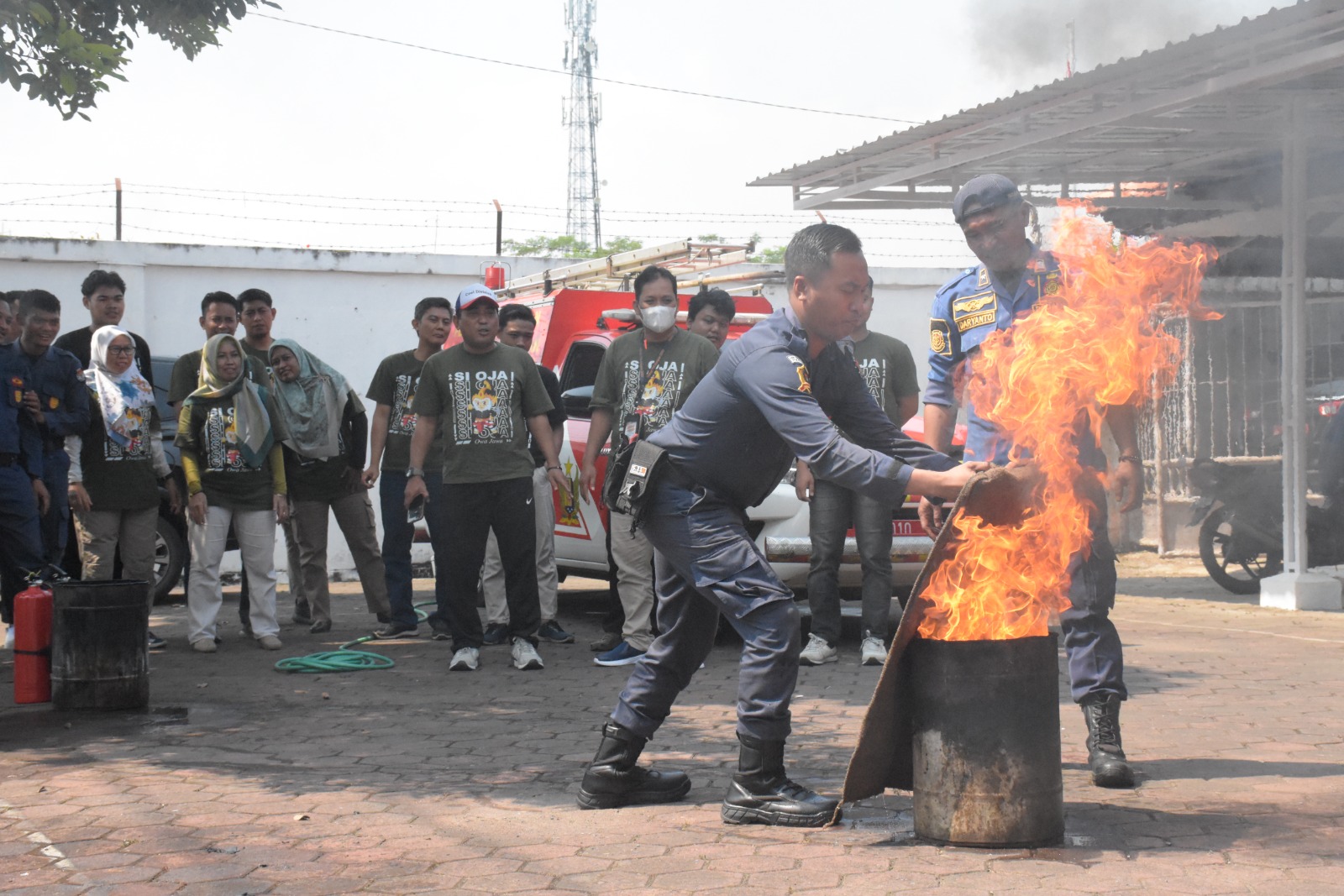 SIMULASI: Pegawai dan Komisioner KPU Kabupaten Pekalongan saat menyimak simulasi pemadaman kebakaran dari pemandu.