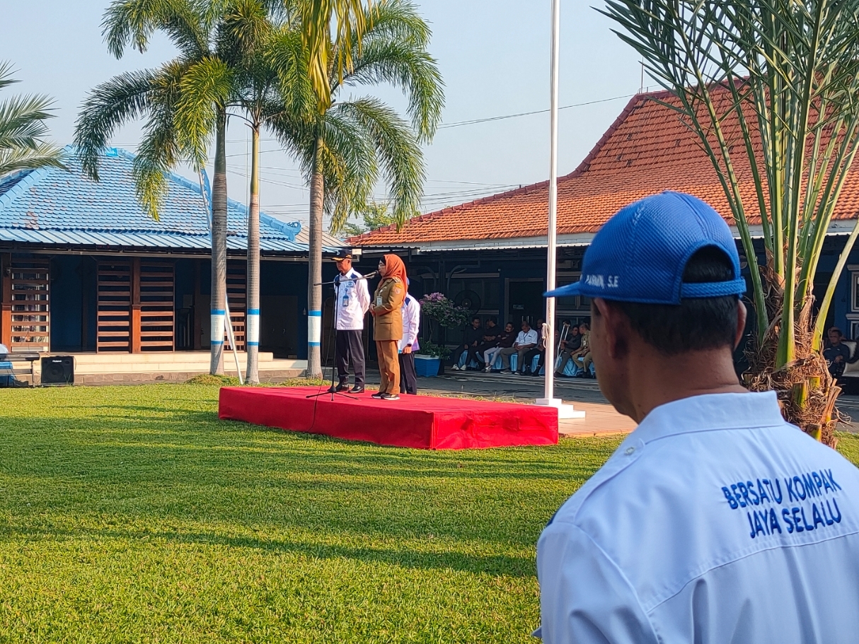 Pj Bupati Batang Lani Dwi Rejeki saat memberikan sambutan di apel HUT PUDAM Sendang Kamulyan. (Riyan Fadli Jawa Pos Metro Pekalongan)