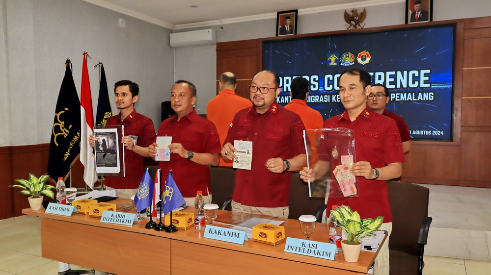TUNJUKKAN BARANG BUKTI: Pimpinan Imigrasi Pemalang tunjukkan barang bukti kejahatan dua WNA Iran saat gelar perkara, Kamis (1/8/2024).