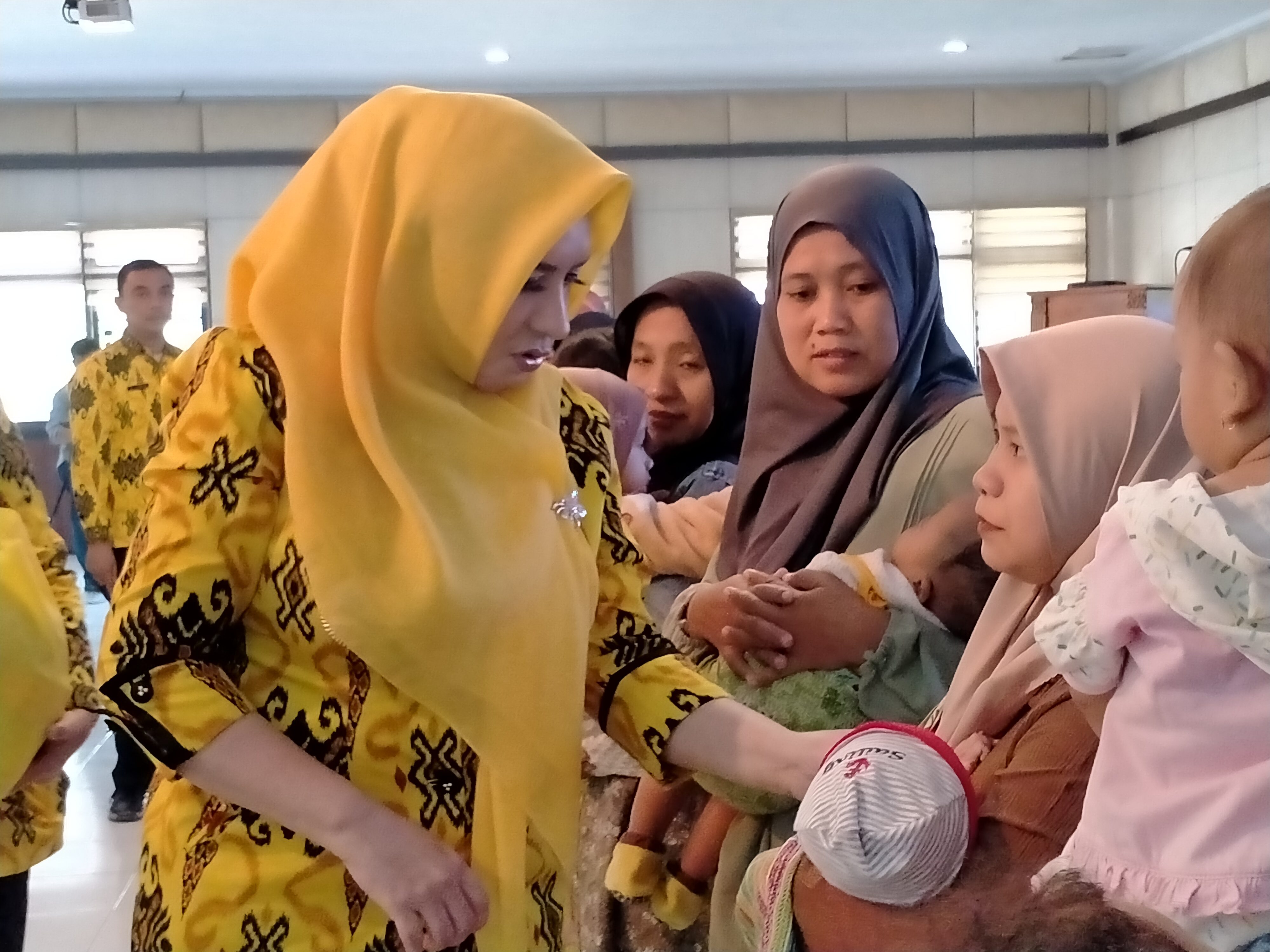 HARGANAS: Bupati Pekalongan Fadia Arafiq dialog dan menyapa warga saat peringatan Harganas ke-31 di Setda, Selasa (30/7/2024).