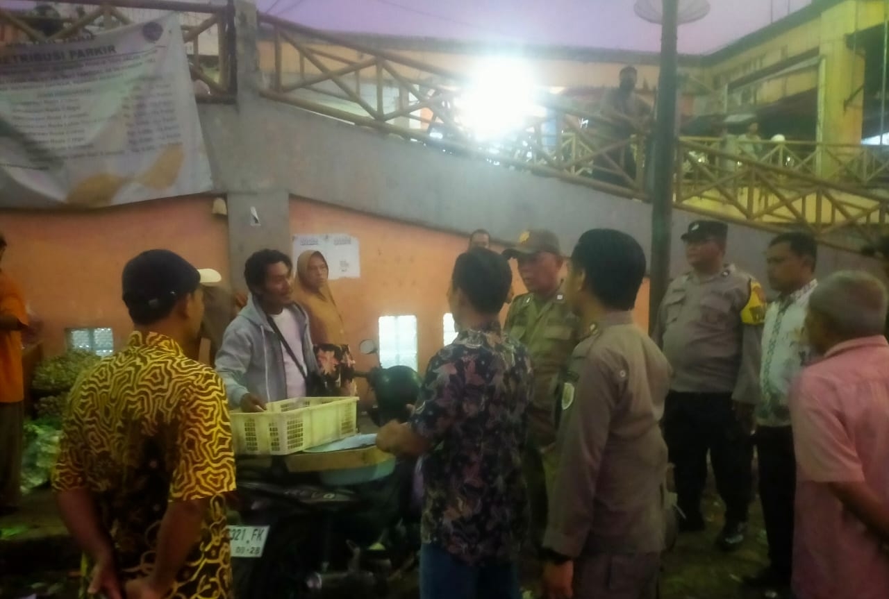 MEMBANDEL: Petugas masih mendapati pedagang liar yang berjualan di tepian jalan atau di luar Pasar Kajen meski sudah pernah dibubarkan.