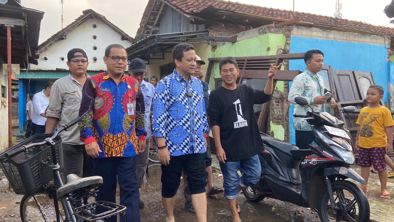 TINJAU: Walikota Pekalongan, HA Afzan Arslan Djunaid saat meninjau wilayah kampung Bugisan pada Kamis sore (1/8/2024).