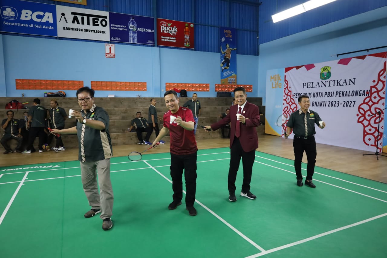 PUKUL BOLA KOK: Secara simbolis Walikta bersama perngusu KONI dan PBSI, memukul bola kok sebagai symbol dimulainya kejuaraan Bulutangkis Walikota Cup 2024, di GOR Unggul Jaya Buaran, Selasa siang (6/8