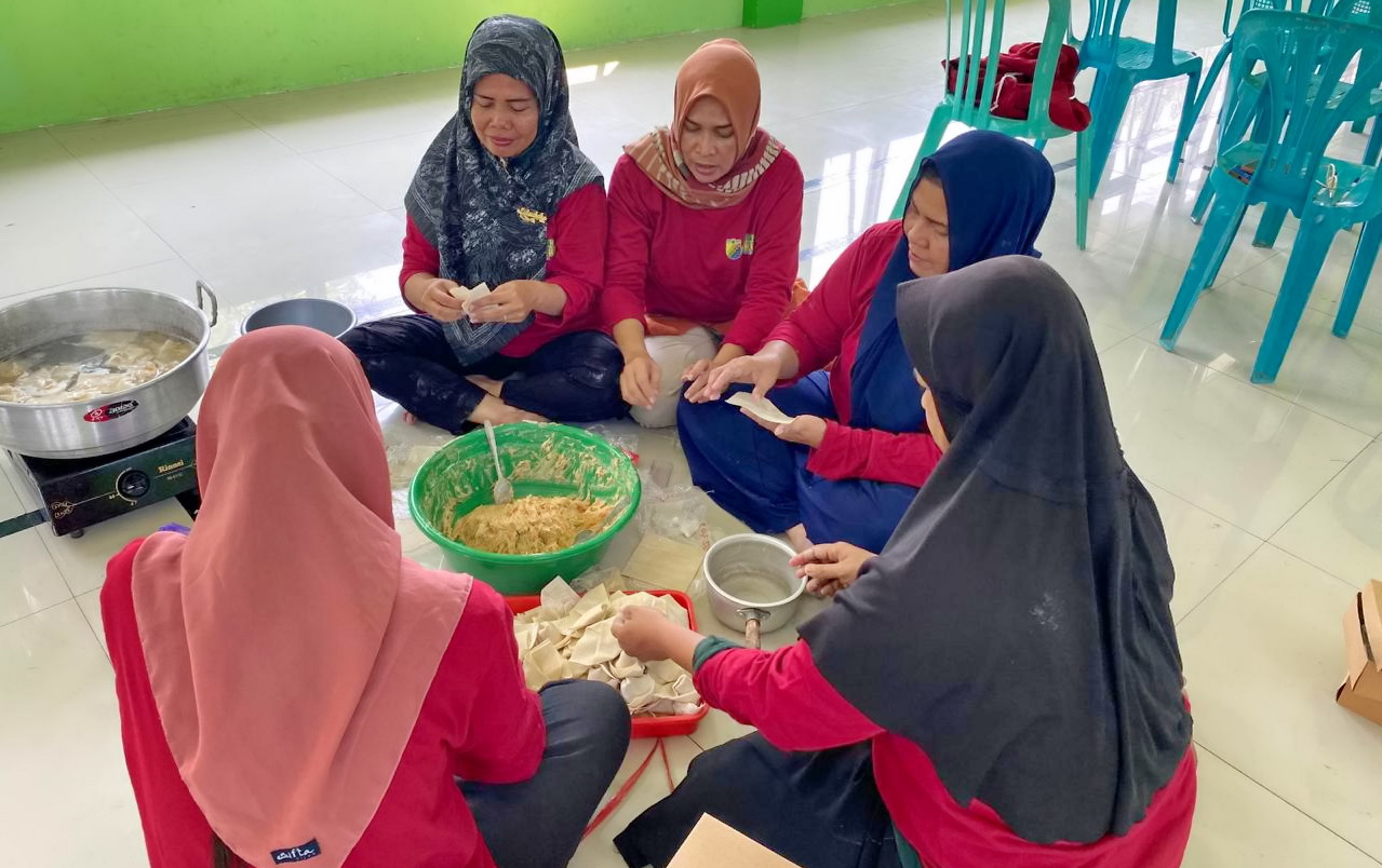 MEMBUAT KUE: Ibu-ibu rumah tangga warga Kelurahan Buaran Kradenan saat belajar membuat kue, pada Kamis (8/8/2024).