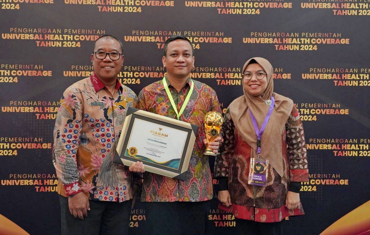 TERIMA PENGHARGAAN: Walikota Pekalongan, HA Afzan Arslan Djunaid didampingi Kepala Dinkes dan BPJS Kesehatan Kota Pekalongan terima penghargaan UHC, di Jakarta Kamis (08/08/2024).