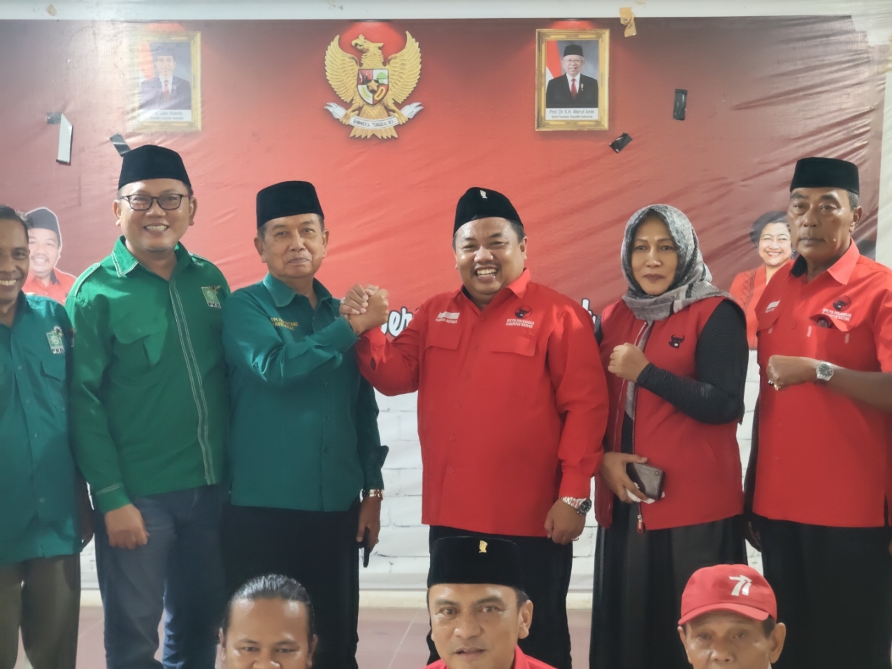 BERSAMA: Foto bersama jajaran pengurus DPC PKB dan DPC PDI Perjuangan Kabupaten Batang.