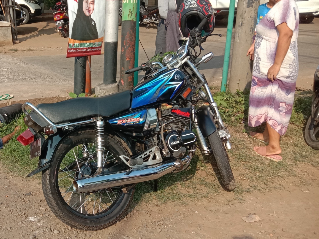 Sepeda motor RX King usai bertabrakan dengan Scoopy.