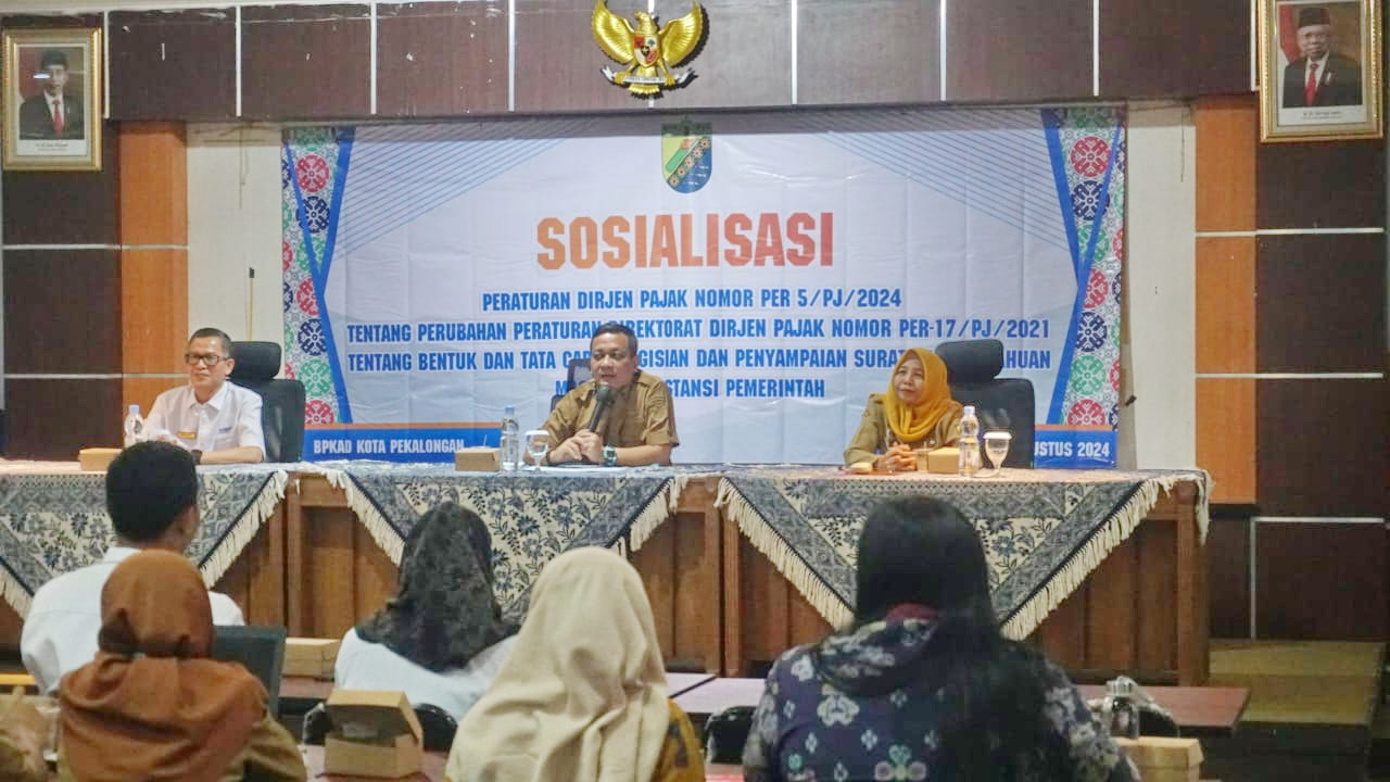 BERIKAN SOSIALISASI: Walikota Pekalongan, HA Afzan Arslan Djunaid saat berikan sosialisasi kepada perwakilan SKPD di Aula Kantor BPKAD setempat, Senin (12/8/2024).