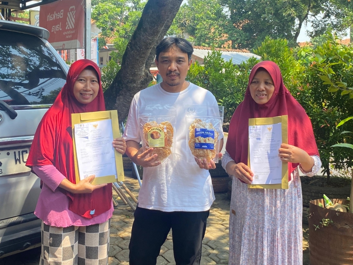 HALAL: Para pelaku UMKM saat menerima sertifikat halal dari Kemenag Batang.