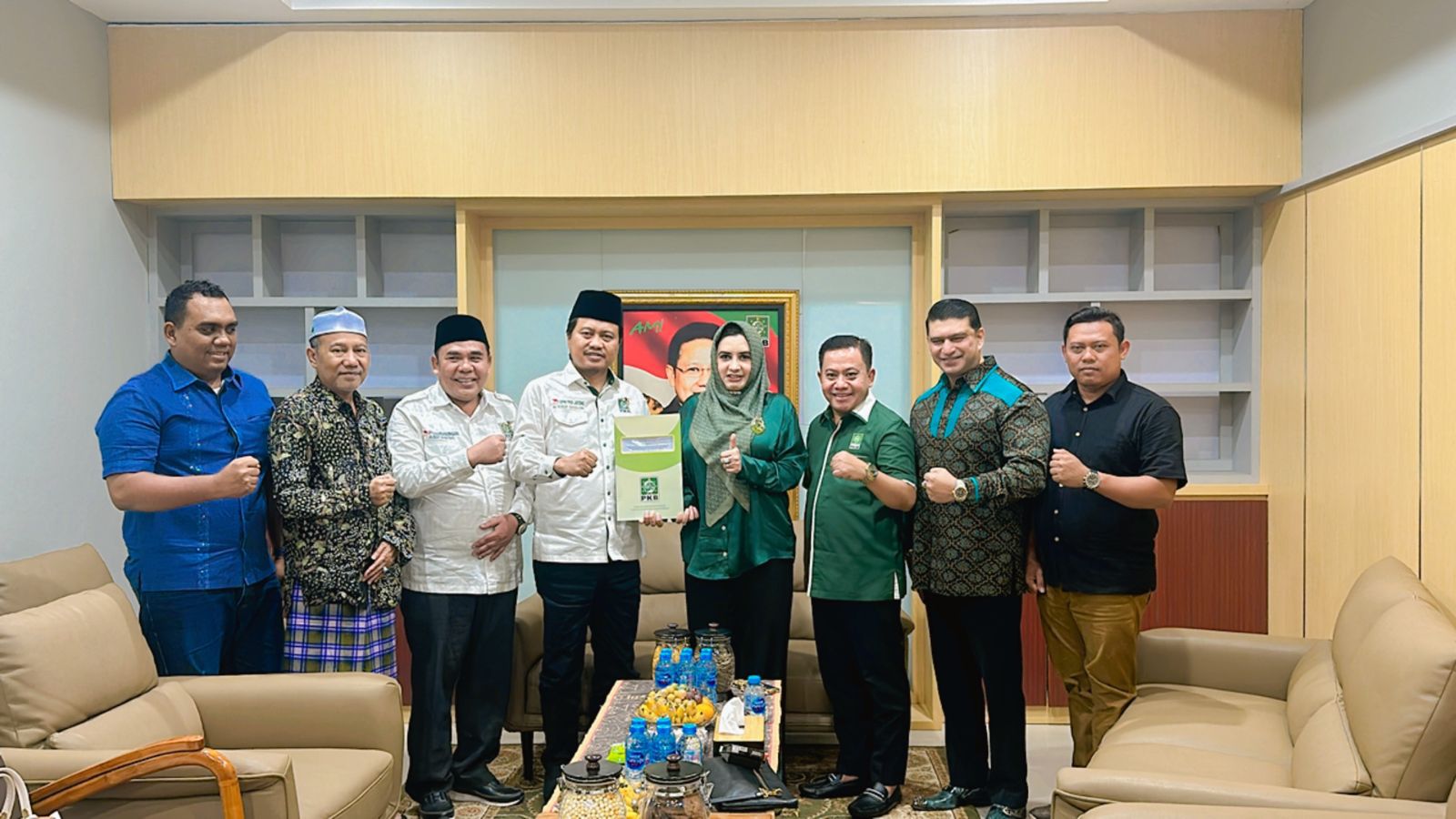 RESMI: Ketua DPW PKB Jateng Yusuf Chudlori saat menyerahkan rekom final ke Fadia-Sukirman, Sabtu (10/8/2024).