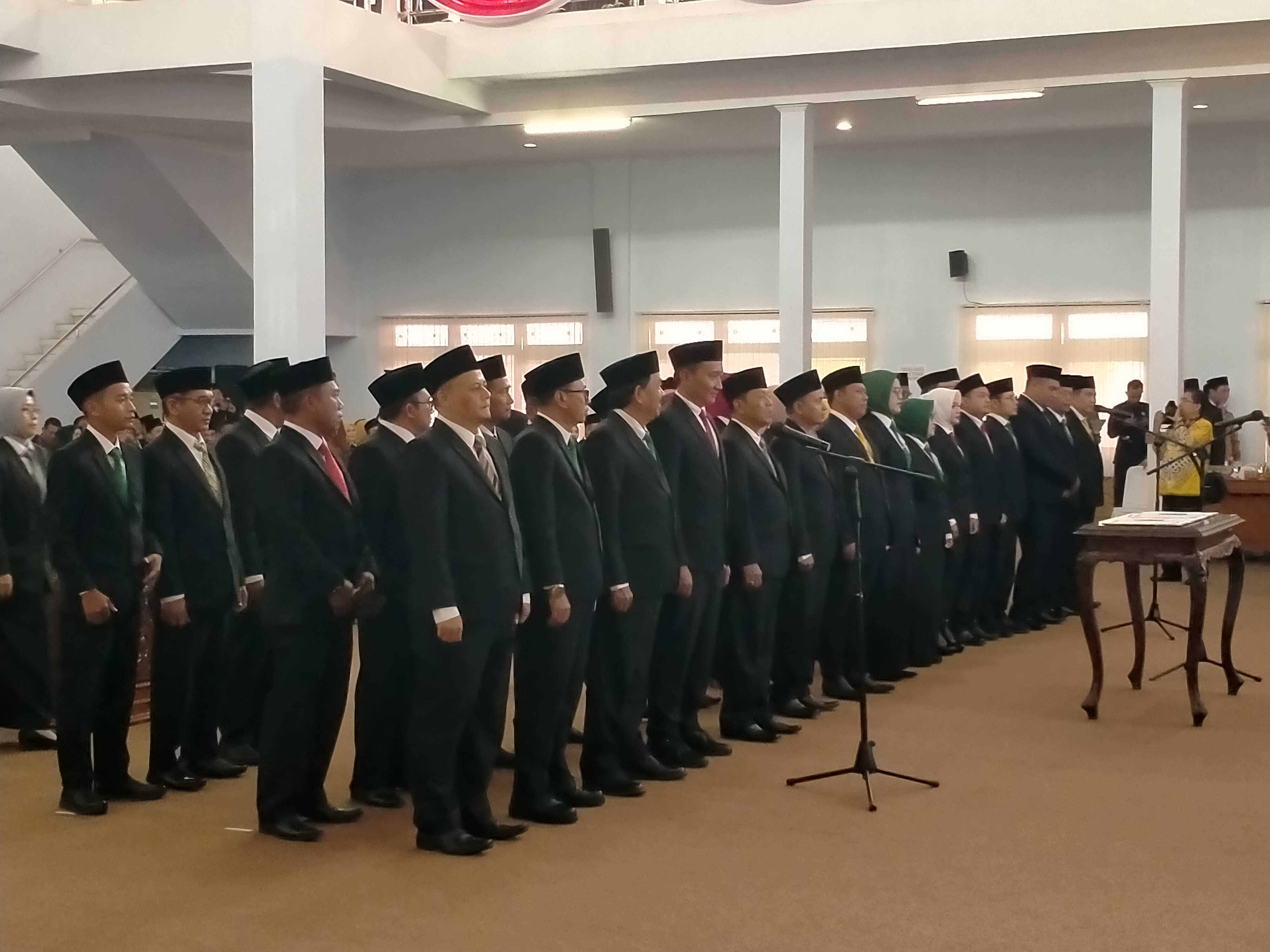 PELANTIKAN: 45 anggota DPRD Kabupaten Pekalongan masa keanggotan 2024-2029 saat mengucapkan sumpah-janji, Rabu (14/8/2024).