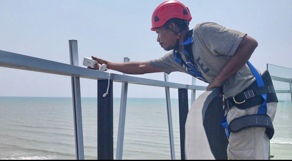 CEK CCTV: Tim Bencana BPBD Kota Pekalongan, saat memasang CCTV di pantai Pasir Sari Pekalongan Utara, Kamis (15/8/2024).
