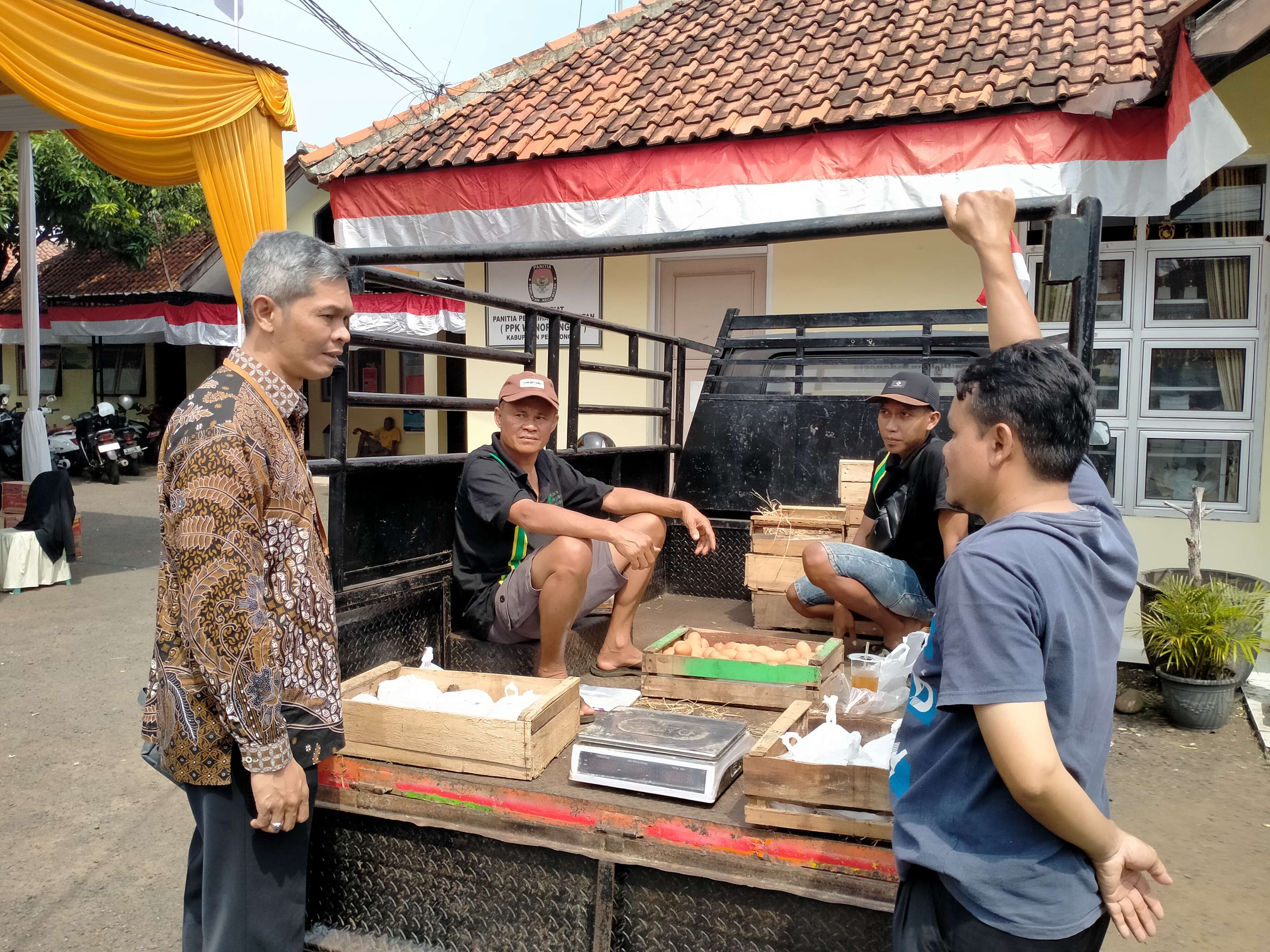 PASAR MURAH: Suasana Gerakan Pasar Murah di halaman kantor Kecamatan Wonopringgo, Kabupaten Pekalongan, Jumat (16/8/2024).