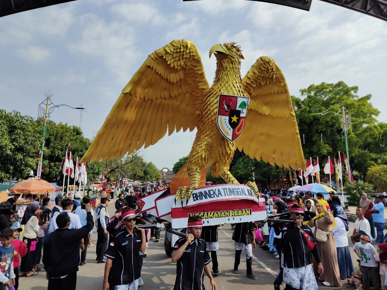 KARNAVAL: Peserta pawai karnaval kemerdekaan Indonesia di Kabupaten Batang menampilkan kostum kreasi.
